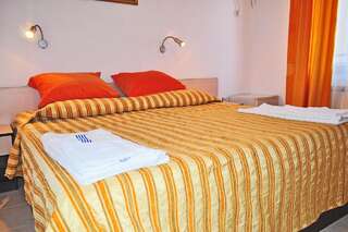 Гостевой дом Family Hotel DAF Обзор Двухместный номер с двуспальной кроватью и дополнительной кроватью-3