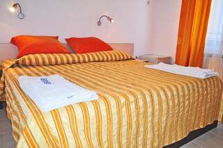 Гостевой дом Family Hotel DAF Обзор Двухместный номер с двуспальной кроватью и дополнительной кроватью-4