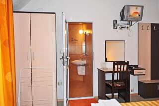 Гостевой дом Family Hotel DAF Обзор Двухместный номер с двуспальной кроватью и дополнительной кроватью-9